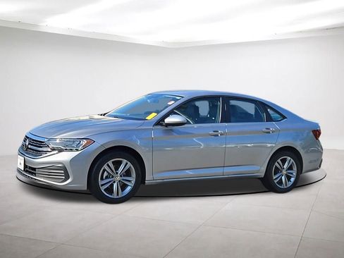 Used 2024 Volkswagen Jetta SE image 3