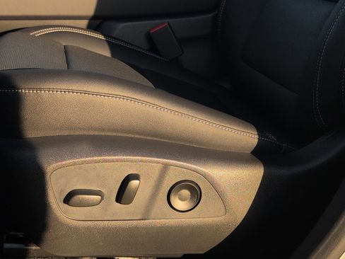 Used 2025 Chevrolet Traverse LT image 10