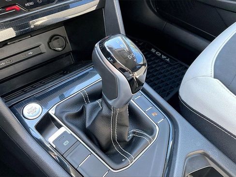 Certified 2025 Volkswagen Taos SE image 28