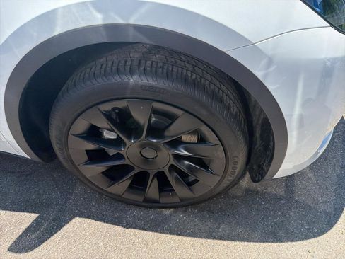 Used 2024 Tesla Model Y 2WD image 4