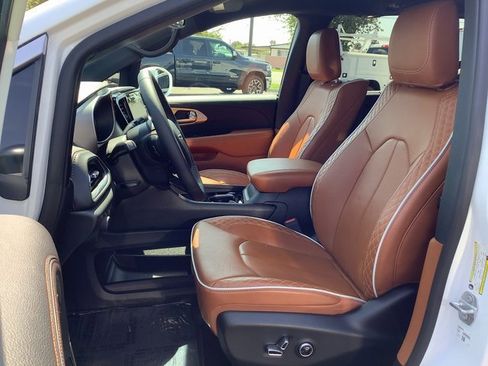 Used 2024 Chrysler Pacifica Pinnacle image 8