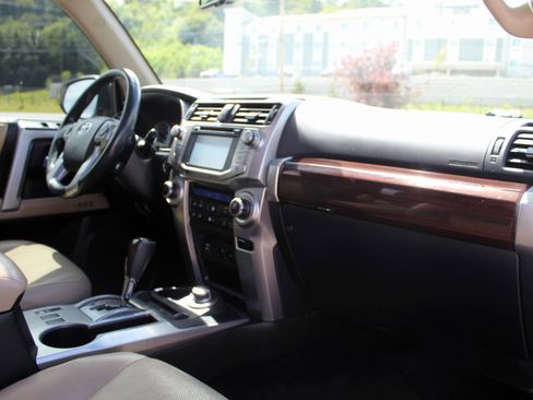 Used 2016 Toyota 4Runner Limited AWD/4WD image 18