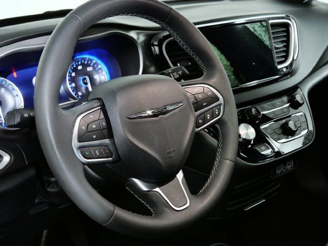 Used 2025 Chrysler Pacifica Select FWD image 19