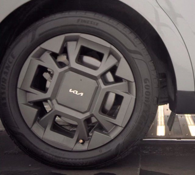 Used 2025 Kia Carnival SX FWD image 19