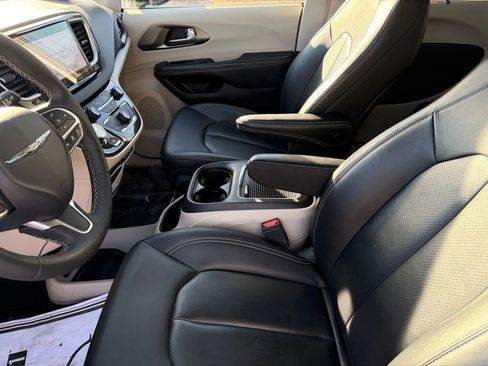 Used 2024 Chrysler Pacifica Touring-L image 9