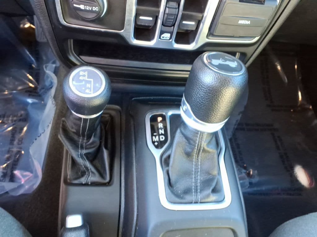 Used 2025 Jeep Wrangler Unlimited Sport AWD/4WD image 24