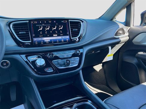 Certified 2024 Chrysler Pacifica Premium image 24