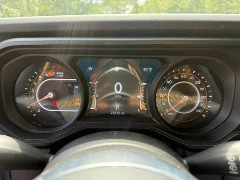 Used 2025 Jeep Wrangler Unlimited Sahara AWD/4WD image 4