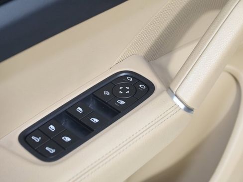 Used 2022 Porsche Cayenne Platinum Edition w/ Premium Package Plus image 43