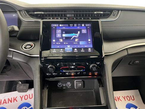 Used 2024 Jeep Grand Cherokee L Altitude image 14