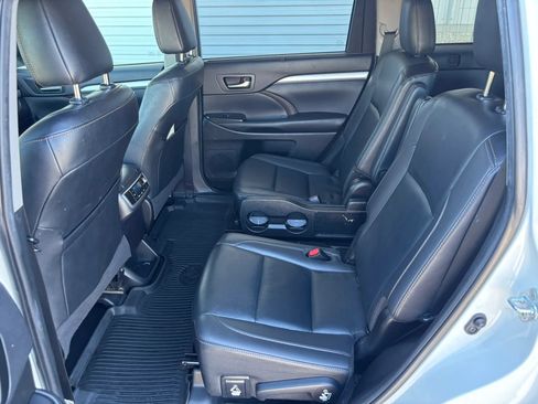 Used 2019 Toyota Highlander XLE AWD/4WD image 14