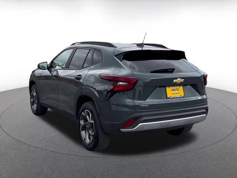 Used 2025 Chevrolet Trax LT FWD image 11