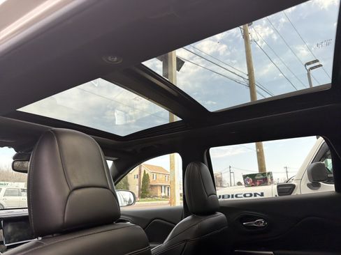 Used 2019 Jeep Cherokee High Altitude AWD/4WD image 13