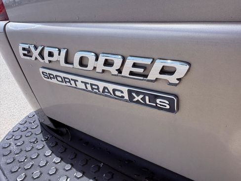 Used 2004 Ford Explorer Sport Trac 2WD image 14