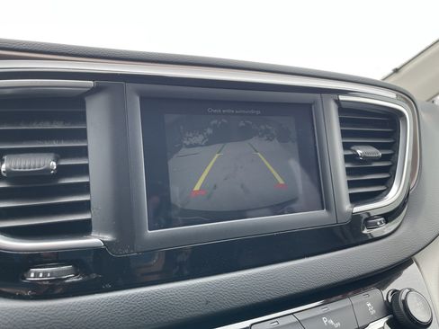 Used 2018 Chrysler Pacifica Touring-L image 19