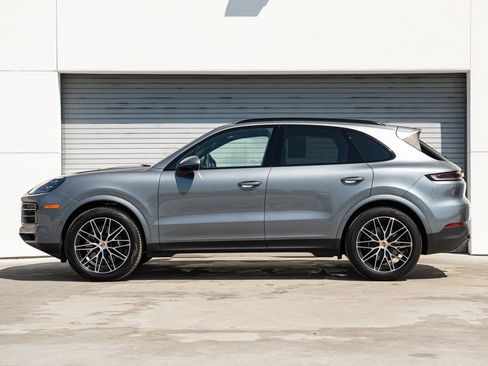 Certified 2026 Porsche Cayenne AWD/4WD image 2