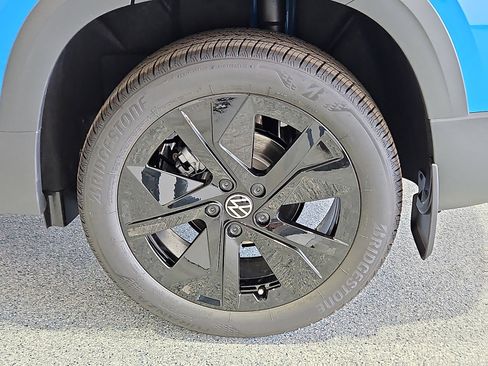 New 2026 Volkswagen Taos SE FWD image 11