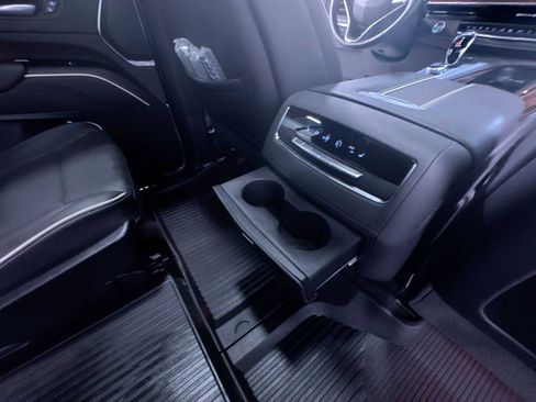 Used 2024 Cadillac Escalade Premium Luxury image 40