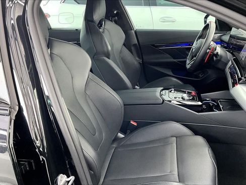 Used 2025 BMW M5 w/ Executive Package image 8