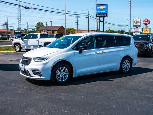 Used 2024 Chrysler Pacifica Touring-L FWD image 3