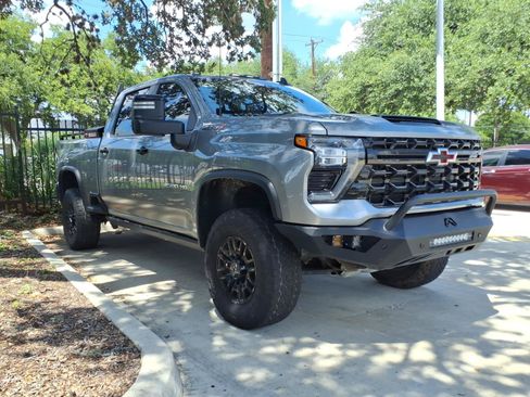 Used 2025 Chevrolet Silverado 2500 ZR2 w/ Technology Package AWD/4WD image 3