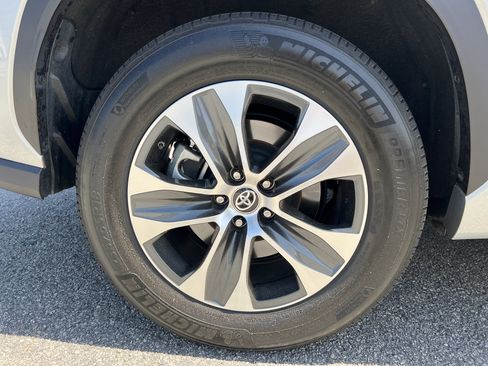 Used 2023 Toyota Highlander XLE FWD image 27