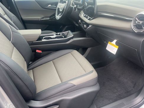 New 2026 Chevrolet Equinox LT w/ Convenience Package II FWD image 32