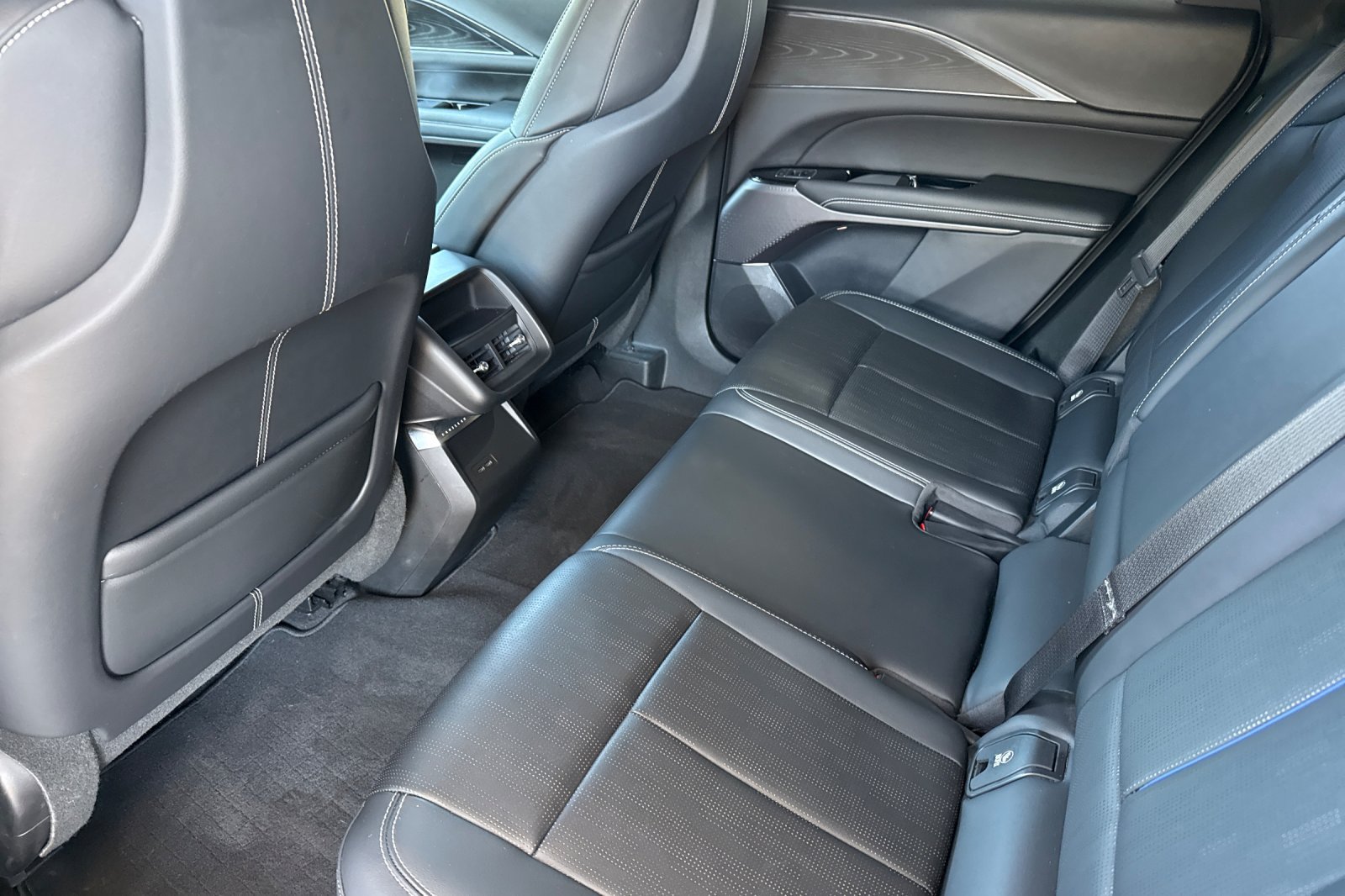 Used 2024 Cadillac Lyriq Luxury RWD image 6