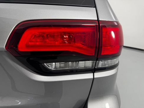 Used 2021 Jeep Grand Cherokee Laredo X AWD/4WD image 8