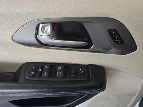 Used 2023 Chrysler Pacifica Touring-L FWD image 17