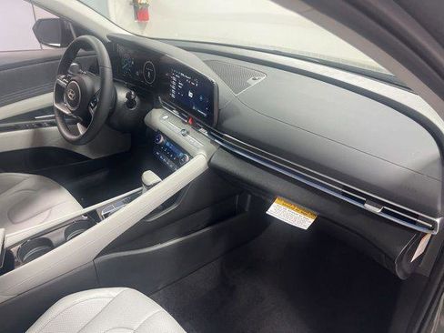 New 2025 Hyundai Elantra Limited image 24