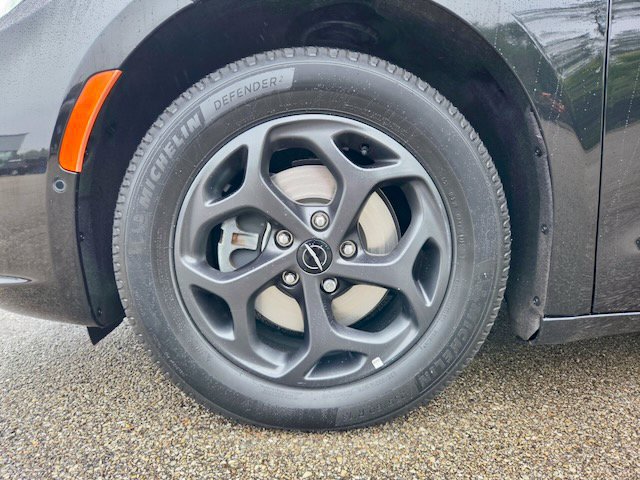 Used 2021 Chrysler Pacifica Limited w/ Uconnect Theater Family Group FWD image 34