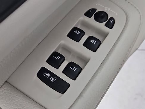 Used 2021 Volvo V60 T5 Cross Country image 17