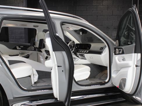 Used 2025 Mercedes-Benz Maybach GLS 600 4MATIC image 43