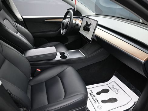 Used 2024 Tesla Model Y 2WD image 36