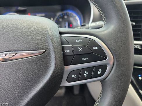 Used 2023 Chrysler Pacifica Touring-L FWD image 27