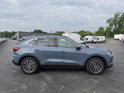 Certified 2025 Ford Escape SE FWD image 8