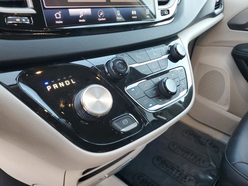 Used 2023 Chrysler Pacifica Touring-L FWD image 18