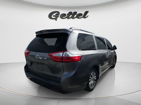 Used 2018 Toyota Sienna XLE w/ XLE Navigation Package image 3