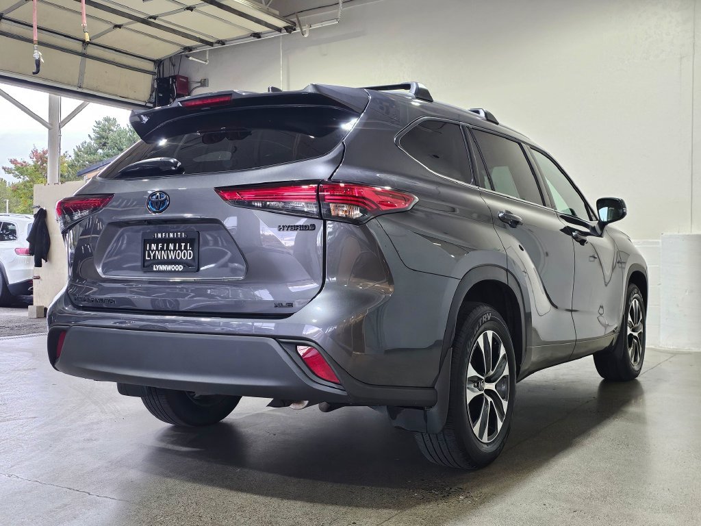 Used 2022 Toyota Highlander XLE AWD/4WD image 5
