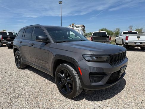 Used 2023 Jeep Grand Cherokee Altitude AWD/4WD image 2