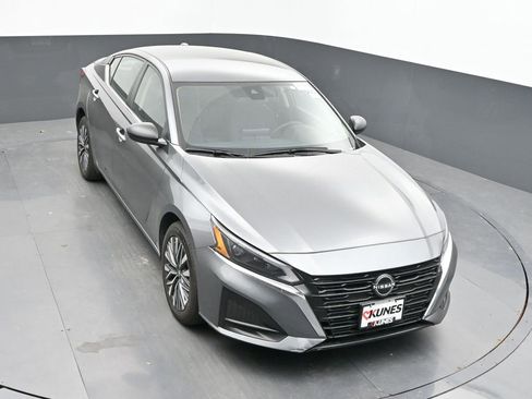 Used 2024 Nissan Altima 2.5 SV AWD/4WD image 16