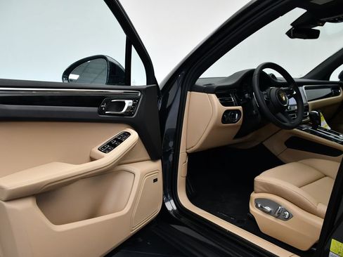 Certified 2025 Porsche Macan image 38