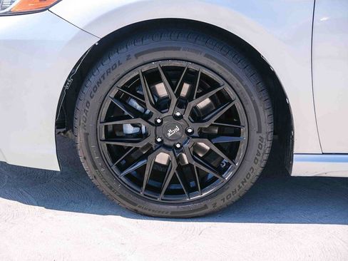 Used 2018 Toyota Camry SE w/ Moonroof Package FWD image 10