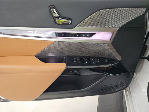 Used 2023 BMW 740i image 9