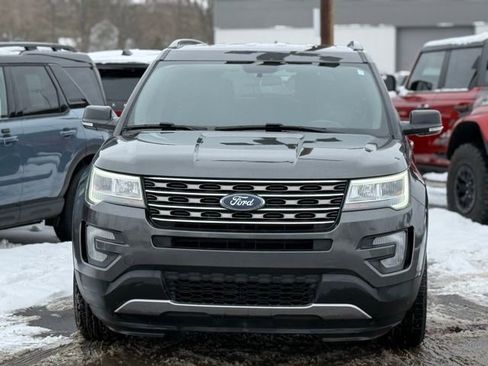 Used 2017 Ford Explorer XLT image 32