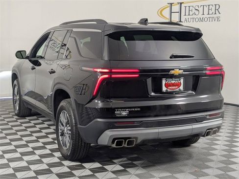 Used 2025 Chevrolet Traverse LT image 5