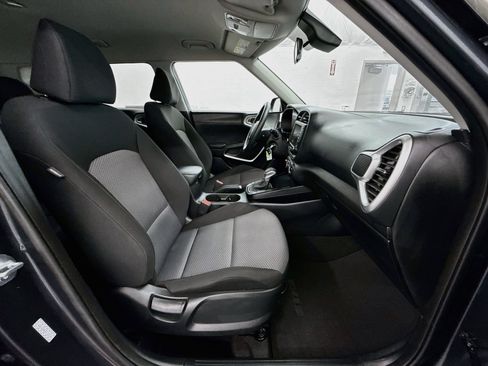 Used 2025 Kia Soul LX w/ LX Technology Package FWD image 30