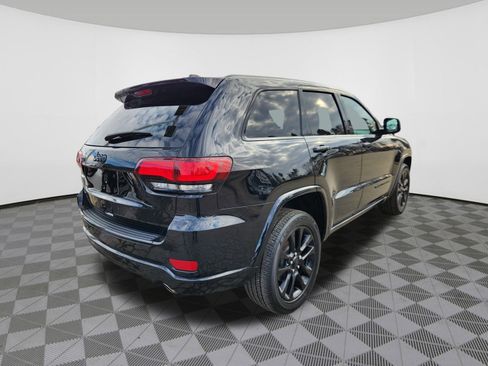 Used 2017 Jeep Grand Cherokee Altitude image 4