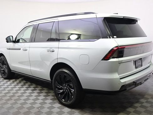 New 2026 Lincoln Navigator Reserve AWD/4WD image 3